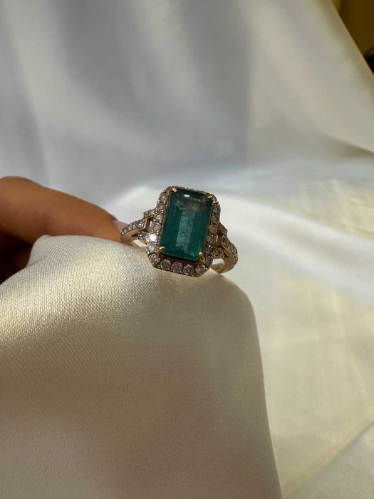 Pierścionek z szmaragdem 2.38 CT i diamentami naturalnymi 0.56 CT IGI