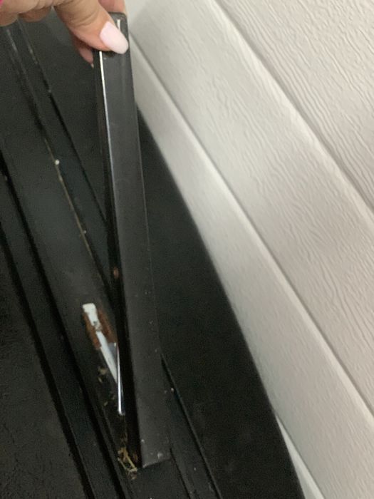 Durable suitcase. Quite old, no lock, with 2 wheels and a handle64297678487041124