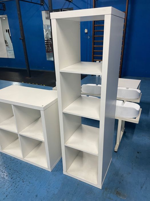 Mobíliario - estante, móvel, mesa e bancos