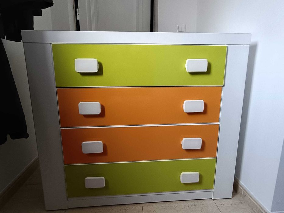 Cómoda de 4 gavetas 105x90x55cm