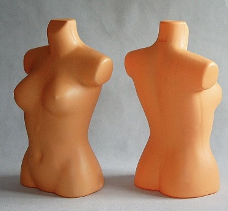 Tors damski – manekin - beżowy - sklep odzieżowy