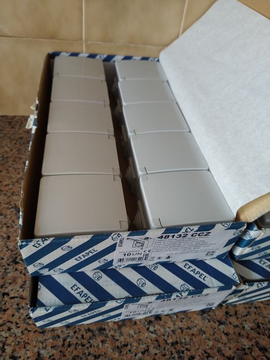 Tomadas interruptores estanque material elétrico casa quarto vivenda.