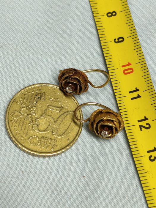 Brincos de  flor em ouro antigo não contrastado  com diamantes