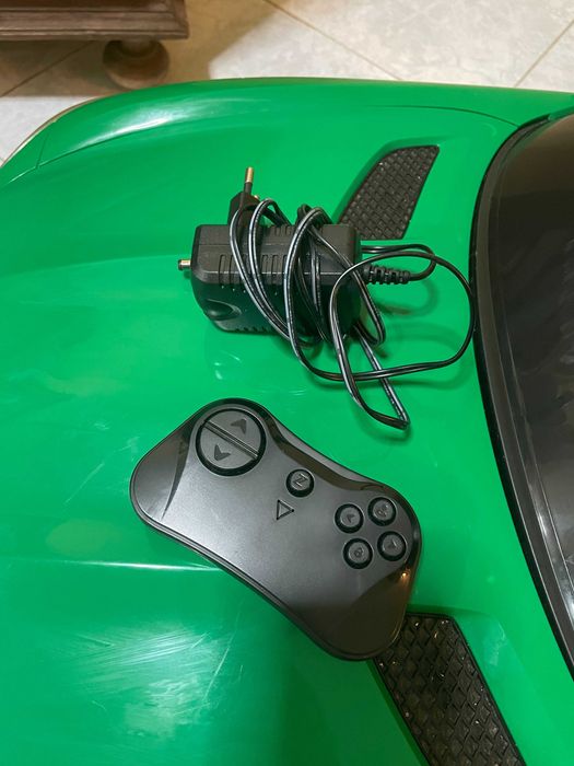 Carro Elétrico Criança Mercedes AMG GT R 12V + Comando (Como Novo)