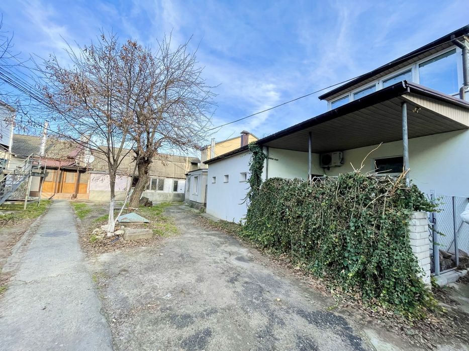 Продам двоповерховий будинок в Центрі!