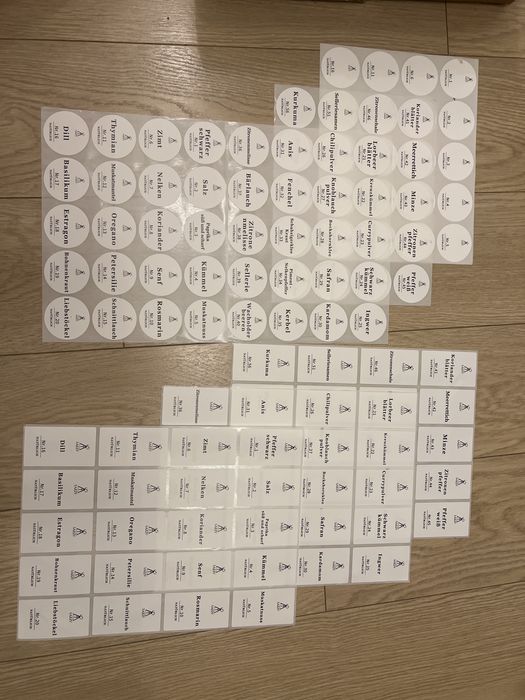 Stojak na przyprawy ze słoiczkami 24 szt z drewna akacjowego 120 ml