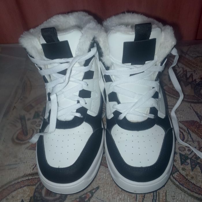 Продам гарні зимові кросівки