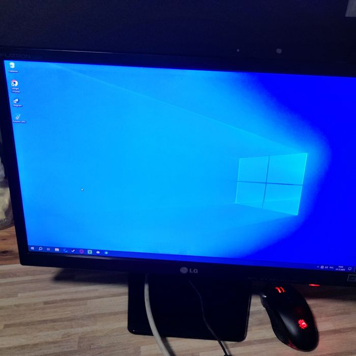 Computer z monitorem