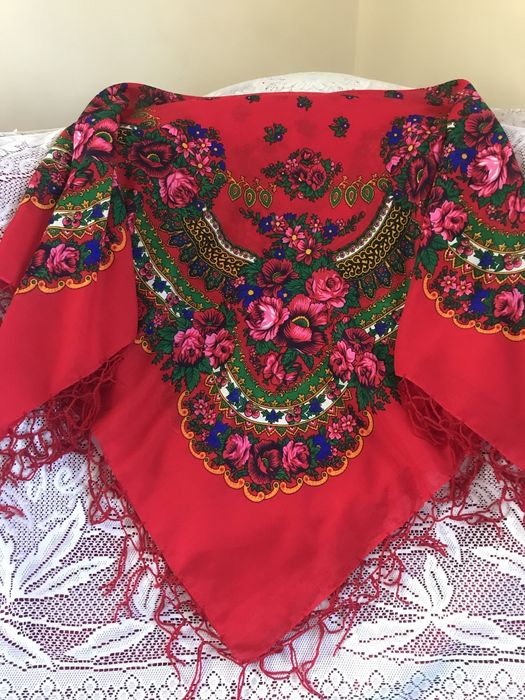 Хустка в украінському стилі різного розміру