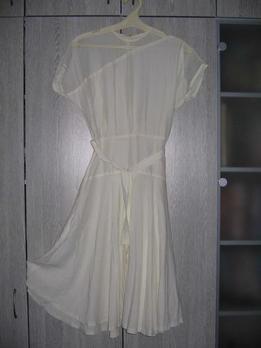 Белое платье с сеточкой на груди и широкой юбкой