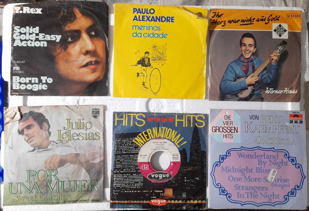 Discos de vinil de 45 rotações com música antiga.s.