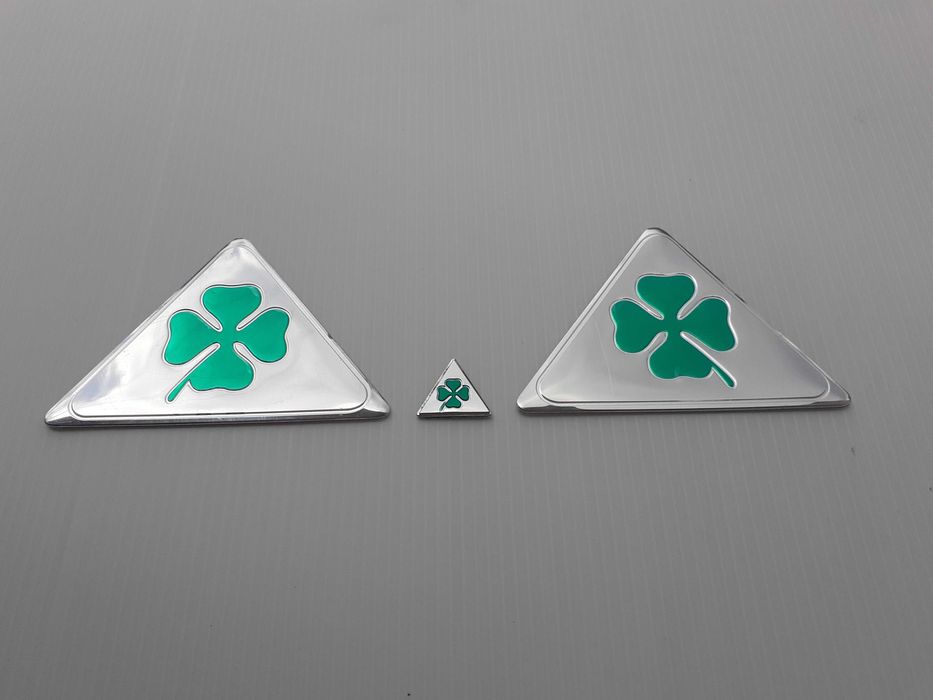 Emblemas Alfa Romeo Trevos Quadrifoglio Verde e centros de jante