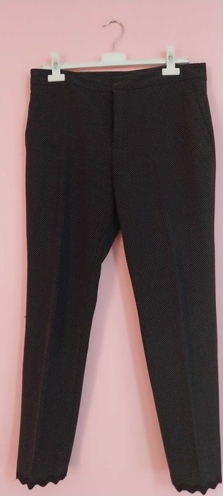 Calças pretas com vivo na bainha