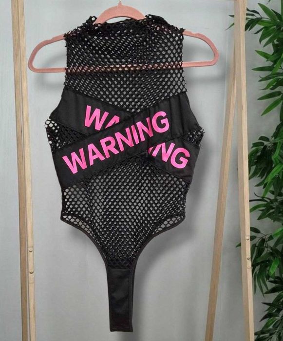 Черный сетчатый боди SHEIN с розовым принтом warning, р. L