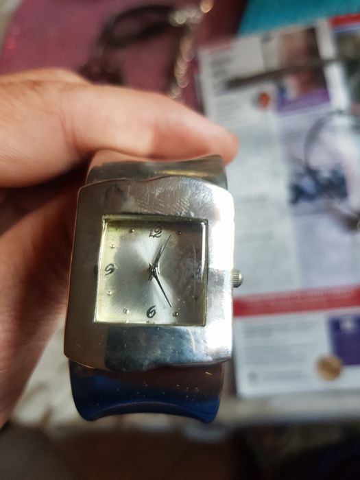 Zegarek damski na szerokiej bransolecie