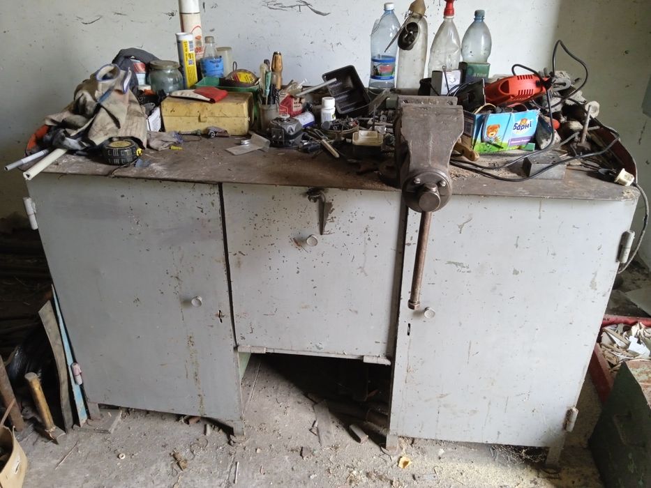 Стіл слюсарний з лещатами.