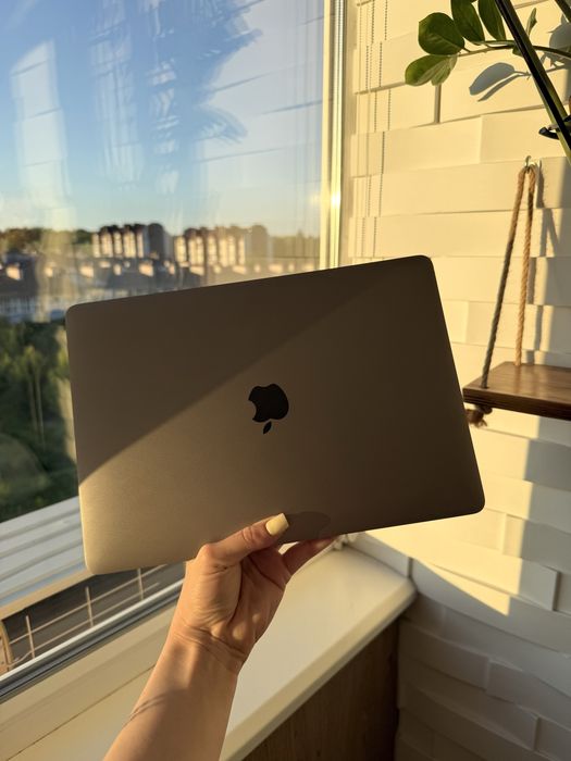 Продам  macbook air 2020 , 256gb