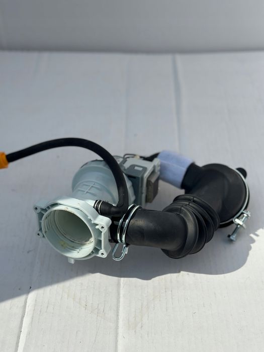 Pompa spustowa pralki Midea MF200D80WB/W z wężami