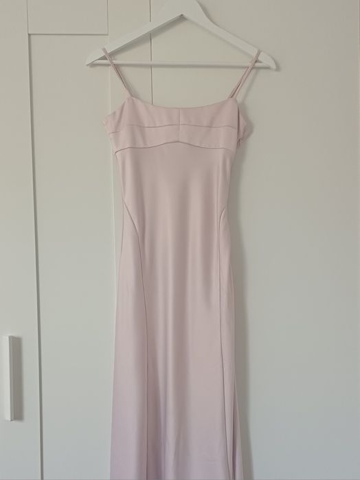 długa satynoróżowa sukienka na ramiączkach wesele ślub
