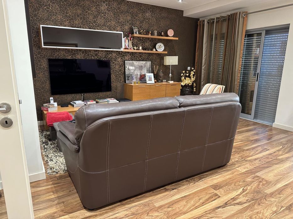 Sofá castanho de pele sintética