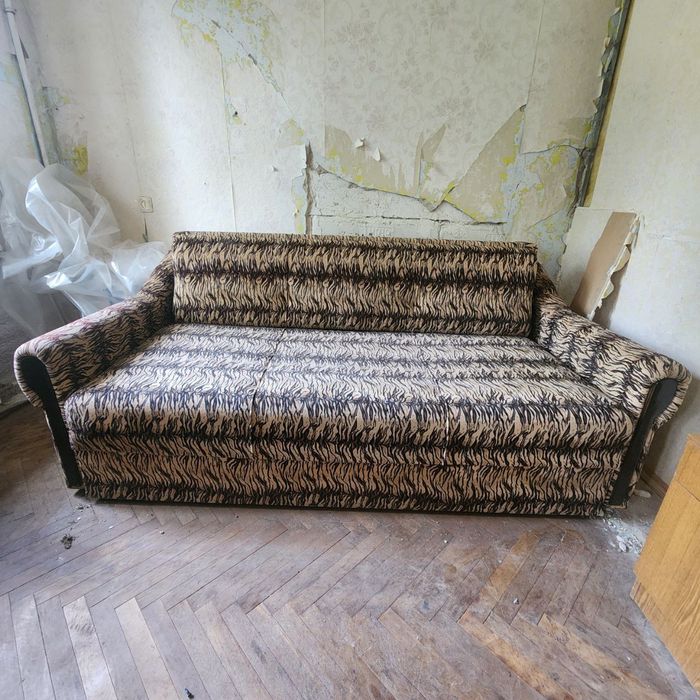 Диван двоспальний на пружині.