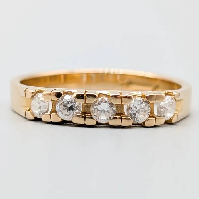 Aliança de casamento em ouro 18 quilates com pedras brancas; 3.25 gram