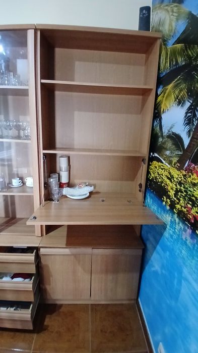 Móvel de sala com cristaleira