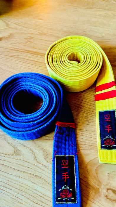 Pas karate niebieski i żólty