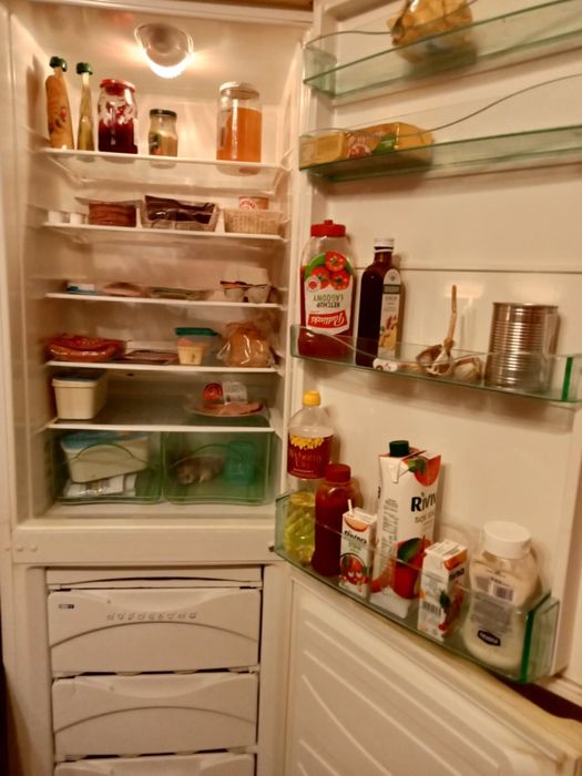 Lodówko zamrażarka - dziala bez problemu .