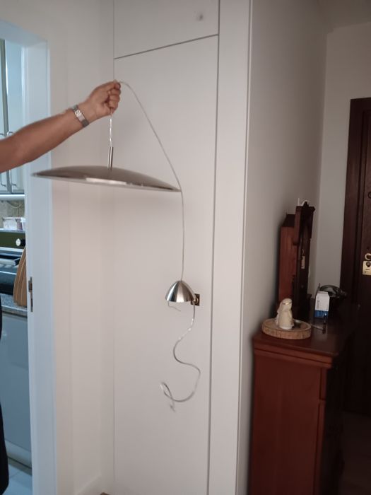 Candeeiro moderno, em metal cromado, com design contemporâneo.  Tem 50cm de diâmetro.