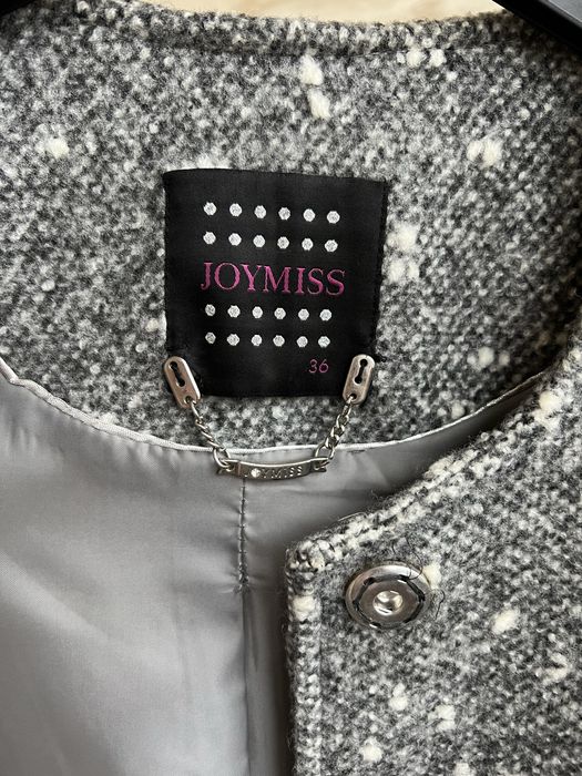 Сіре легке коротке жіноче пальто