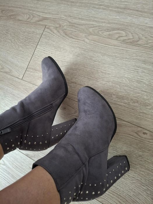 Szare ocieplane botki 40 zamsz ćwieki słupek klocek jesień zima