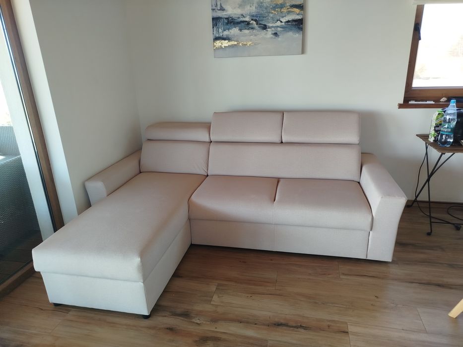 Nowy narożnik uniwersalny  regulowane zagłowki  funkcja spania. Beżowy