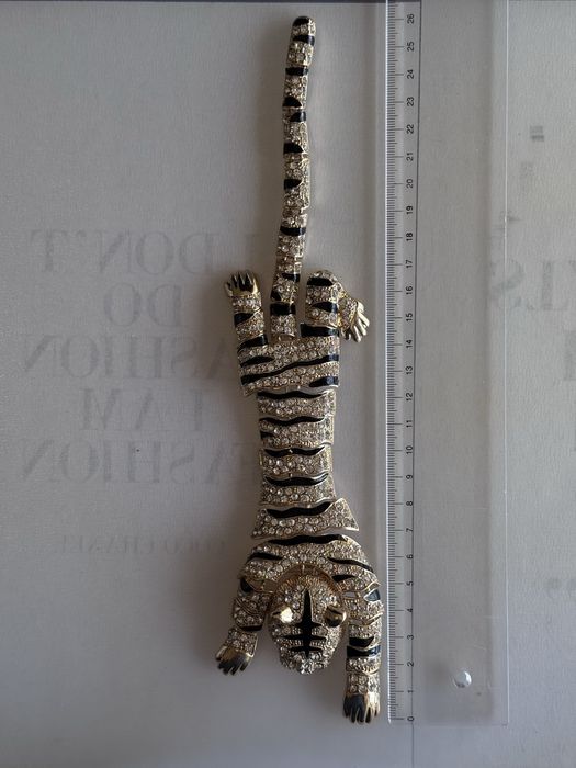 Lindo broche articulado em forma de tigre
