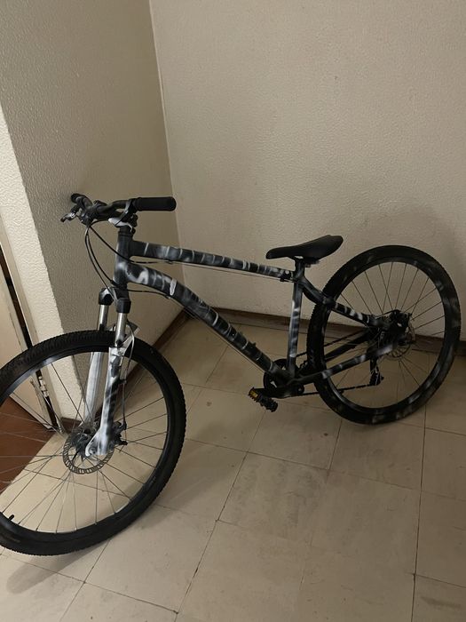 Bicicleta BTT com Mudanças e travoes de disco 60€ negociaveis