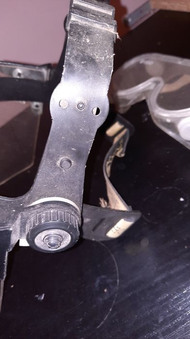 Osłona twarzy lekka i nie paruje regulacja kąta , super praktyczne do