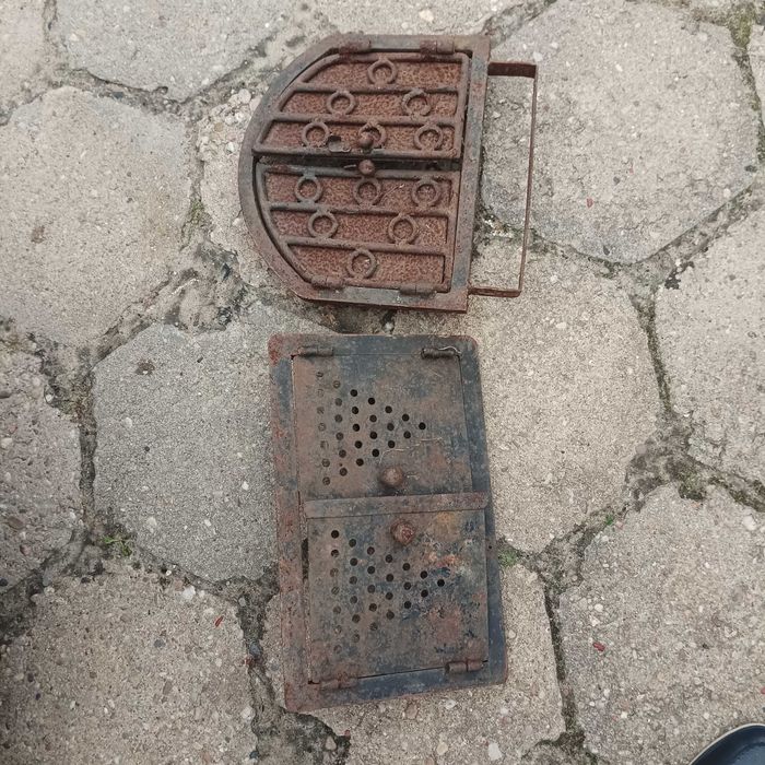 Stare emaliowane przedmioty naczynia kanki dzbanki