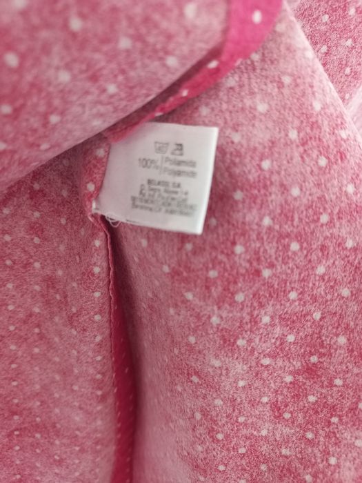 Toalha de mesa redonda rosa forte com bolinhas brancas em poliamida