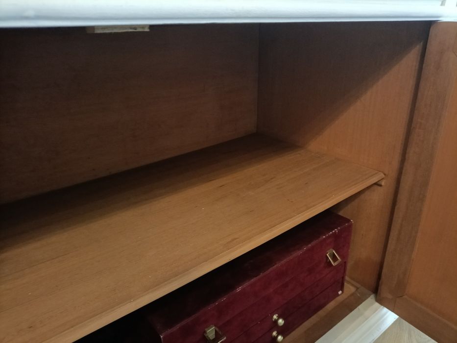 Móvel de apoio em mogno