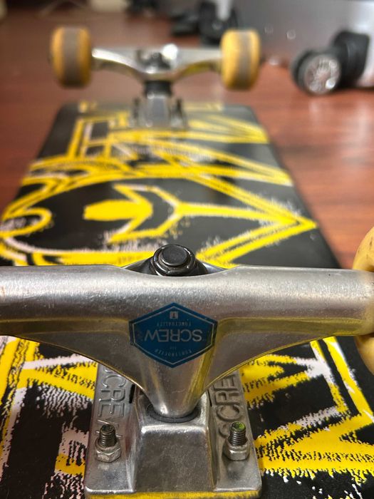 Skate completo - tabua darkstar, pig wheels, screw trucks