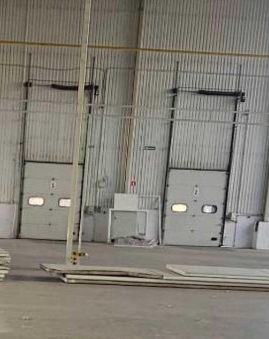 Brama segmentowa przemysłowa z napędem z demontażu