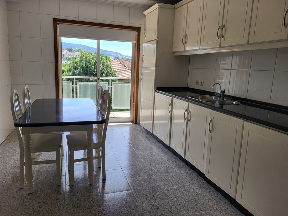 T3 com Terraço em 1°andar, Garagem e Vista para a Penha – 134 m² – Creixomil, Guimarães