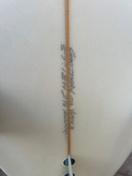 Prancha de Surf 5’11 c/quilhas, deck e leash