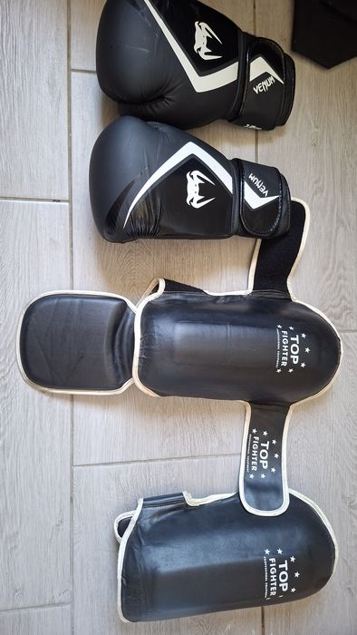 Rękawice bokserskie venom rozmiar 12 oraz w zestawie kopacze