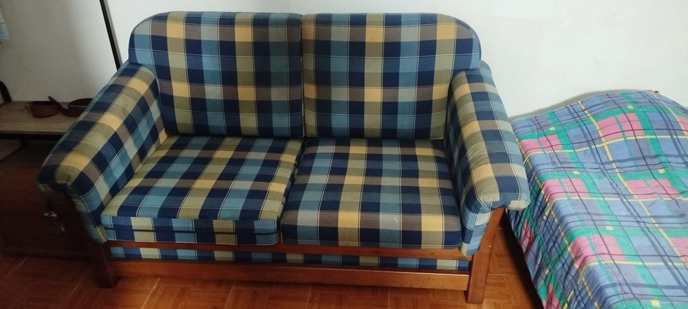 Sofá em bom estado com estrutura madeira maciça cerejeira