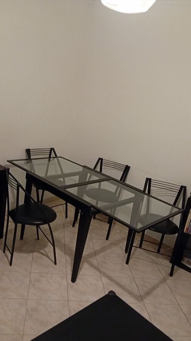 Mesa de vidro e cadeiras