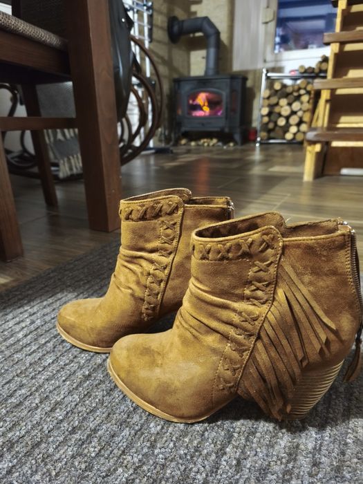 Buty damskie botki z frędzlami