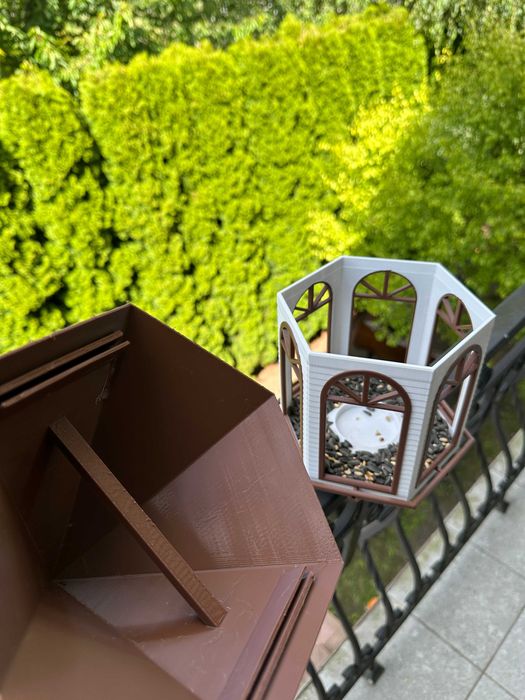 Karmnik dla ptaków na balkon / słupek / do ściany