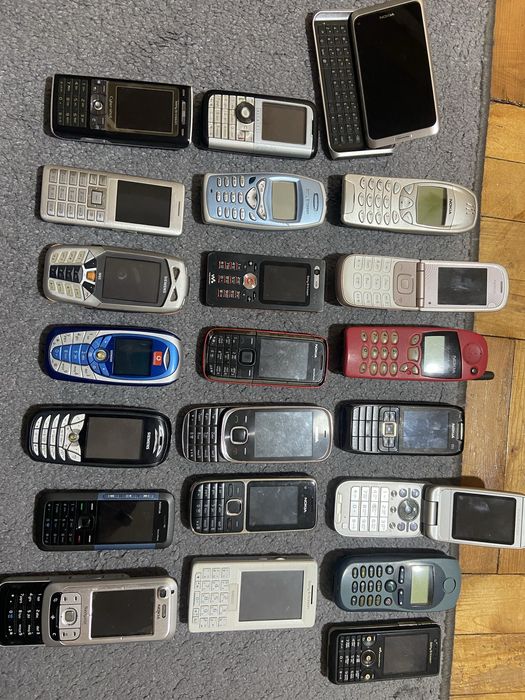 Лот мобильних телефонів