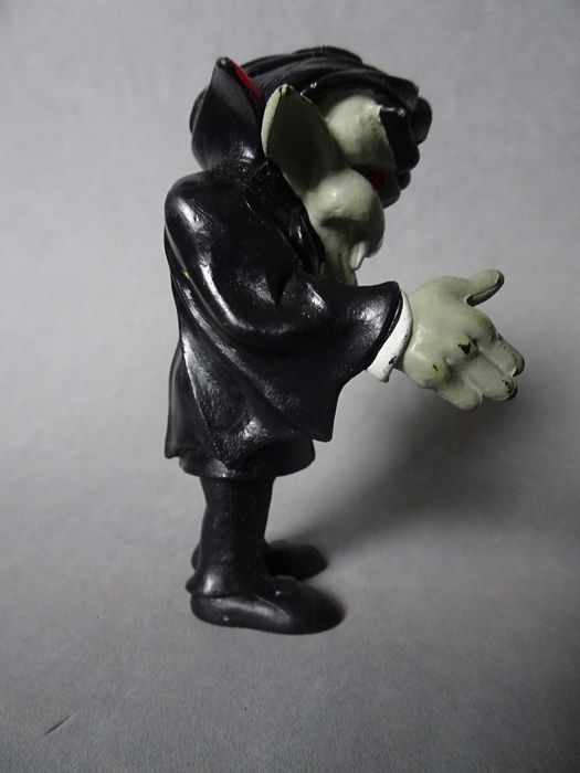PVC Maia Borges - coleção Monstros - Drácula